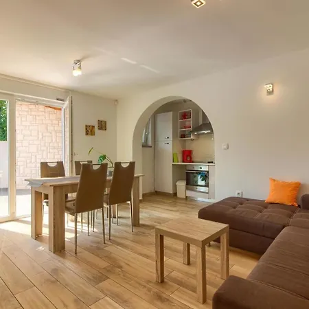 Mit Privatpool Fuer 8 Personen Ca 110 Qm In Valtura, Istrien Suedkueste Von Istrien