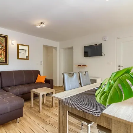 Holiday home Mit Privatpool Fuer 8 Personen Ca 110 Qm In Valtura, Istrien Suedkueste Von Istrien