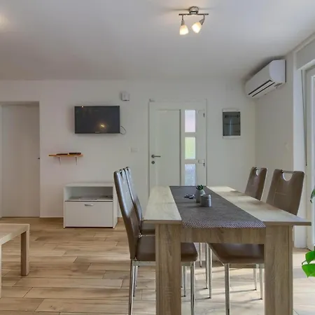Mit Privatpool Fuer 8 Personen Ca 110 Qm In Valtura, Istrien Suedkueste Von Istrien Holiday home