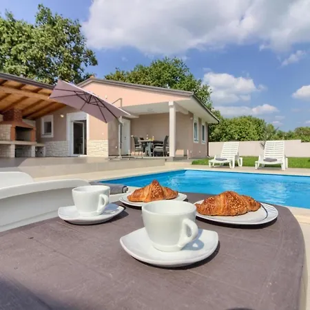 Mit Privatpool Fuer 8 Personen Ca 110 Qm In Valtura, Istrien Suedkueste Von Istrien Holiday home *
