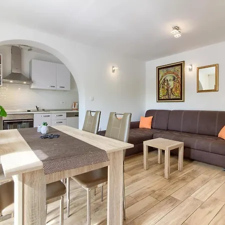 Holiday home Mit Privatpool Fuer 8 Personen Ca 110 Qm In Valtura, Istrien Suedkueste Von Istrien Valtura