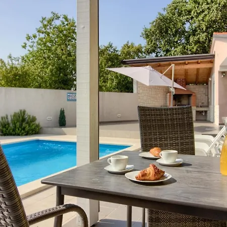 Mit Privatpool Fuer 8 Personen Ca 110 Qm In Valtura, Istrien Suedkueste Von Istrien