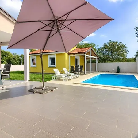 Mit Privatpool Fuer 8 Personen Ca 110 Qm In Valtura, Istrien Suedkueste Von Istrien Valtura