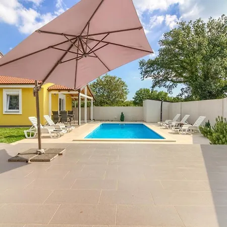Holiday home Mit Privatpool Fuer 8 Personen Ca 110 Qm In Valtura, Istrien Suedkueste Von Istrien *
